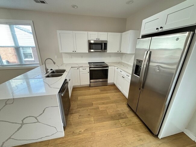 Building Photo - North Nashville home with 3 bedrooms, park...