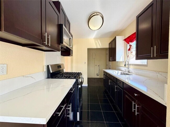 Building Photo - 607 W 101st St