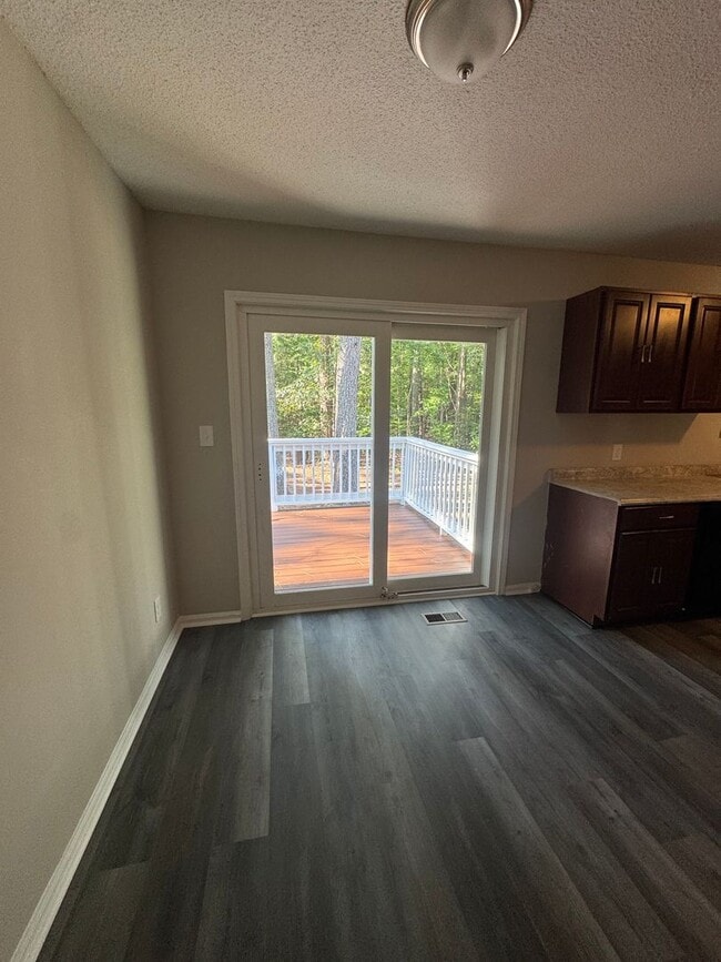 Building Photo - Gorgeous 3 bedroom home recently updated.