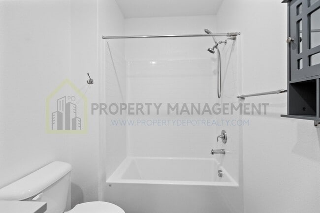 Building Photo - For Rent: Stylish 3-Bedroom Townhouse with...