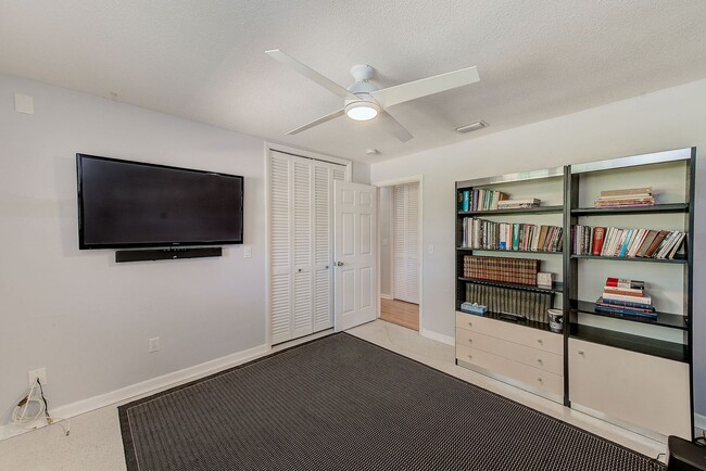 Building Photo - 3-Bedroom, 2-Bath Seminole Home – Fully Furnished & Move-In Ready!