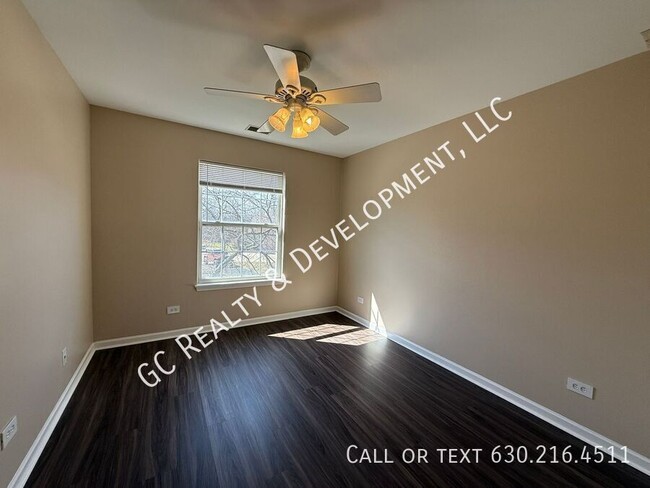 Building Photo - ***2 BDRM / 2ND FLOOR / WASHER & DRYER IN ...