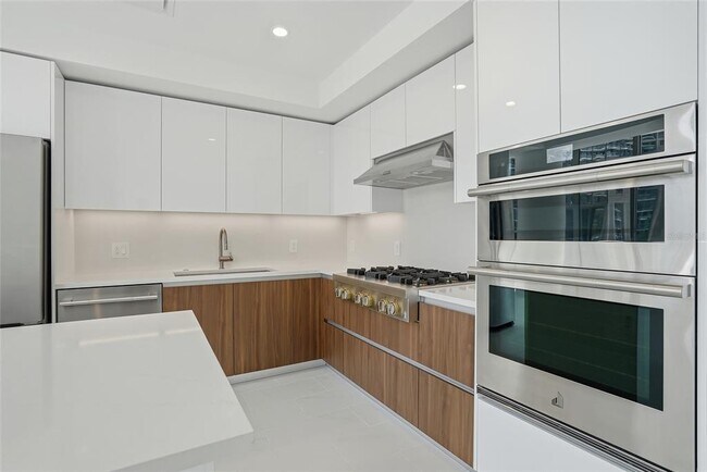 Building Photo - 400 Central Ave