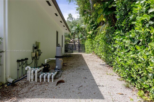 Building Photo - 6090 SW 116th St
