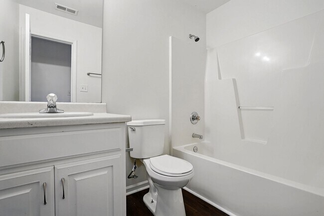 Building Photo - GREAT TOWNHOME- Come see it today!