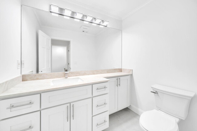 Building Photo - 1524 Glenlake Cir