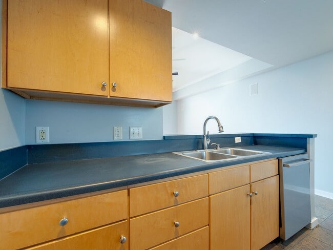 Building Photo - This move in ready condo has it all in Cha...