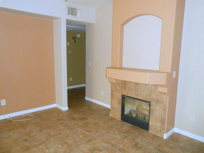 Building Photo - Beautiful Condo in The Falls Gated Communi...