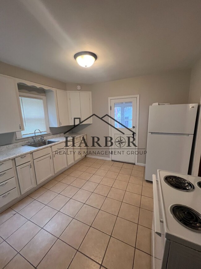Building Photo - Family-Friendly 3 Bedroom Home with Large ...