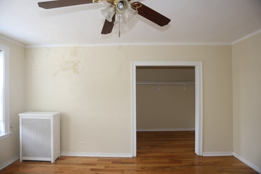Building Photo - 629 W Belmont Ave