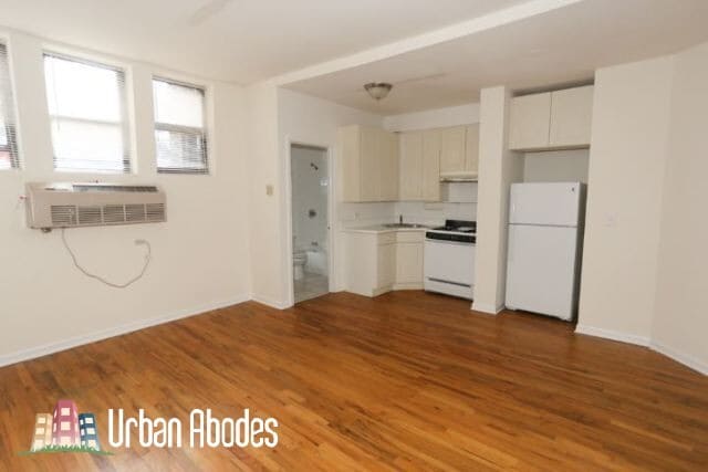 Building Photo - 911 W Dakin St