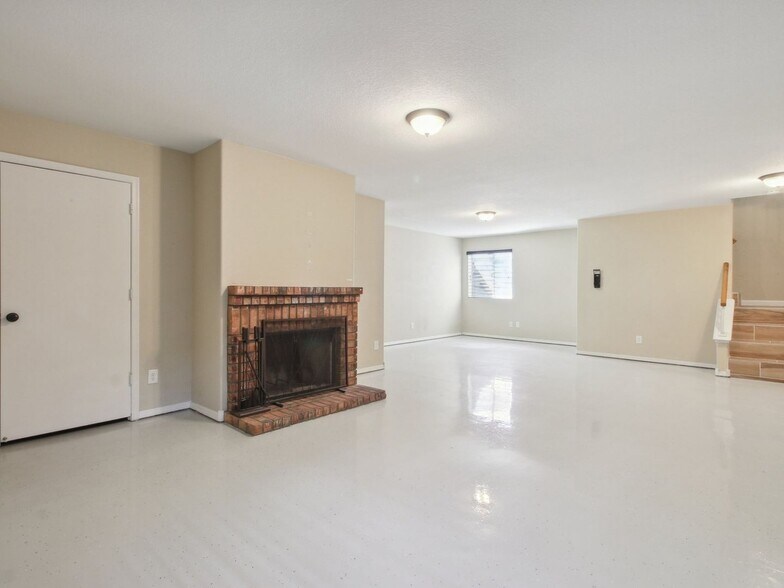 Building Photo - 1610 E Park Ave