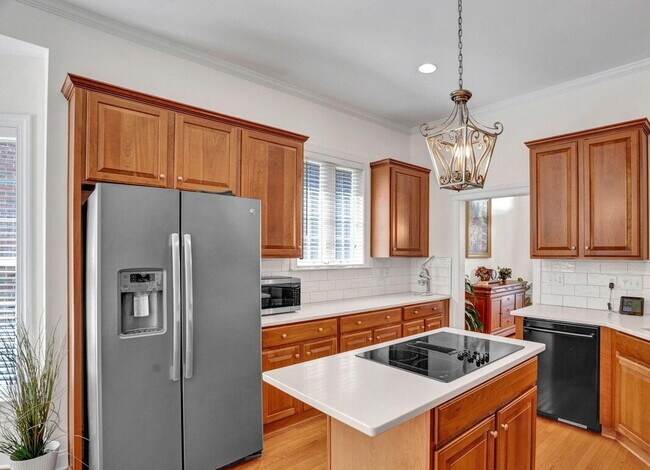 Building Photo - Sophisticated Space Designed for Comfort