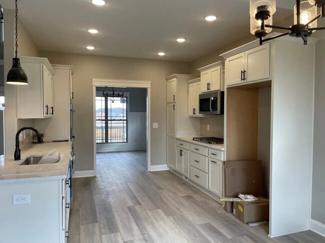 Building Photo - 446 Spiderwort Dr