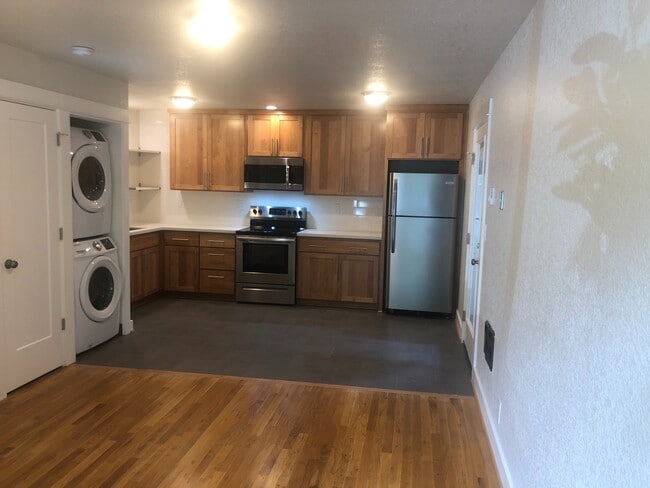 Building Photo - 16th TownHouse Hardwood Patio Park Pets Bike Bus