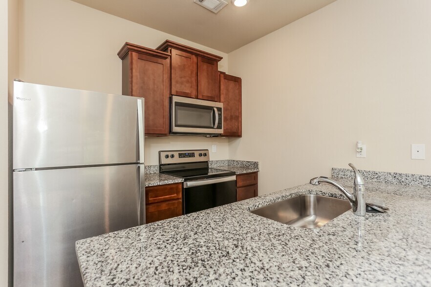 Building Photo - 408 Highwood Ln