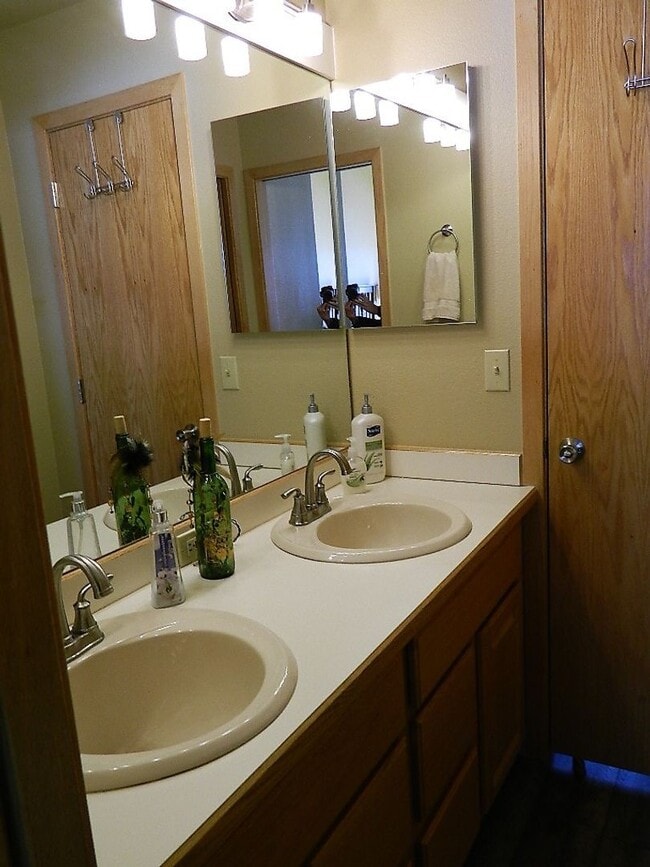 Building Photo - Summer Seasonal Rental- Lake Forest E301