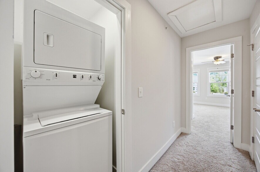 Building Photo - 2800 Bedford Green Dr