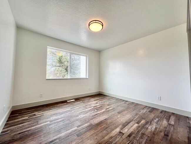 Building Photo - Newly Remodeled 3 Bedroom/2.5 Bathroom Hou...