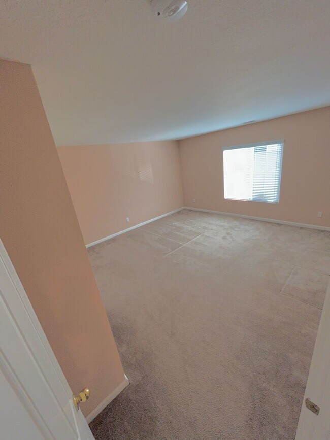 Building Photo - LEASE TODAY ! Available 5 bedroom! GREAT LOCATION!