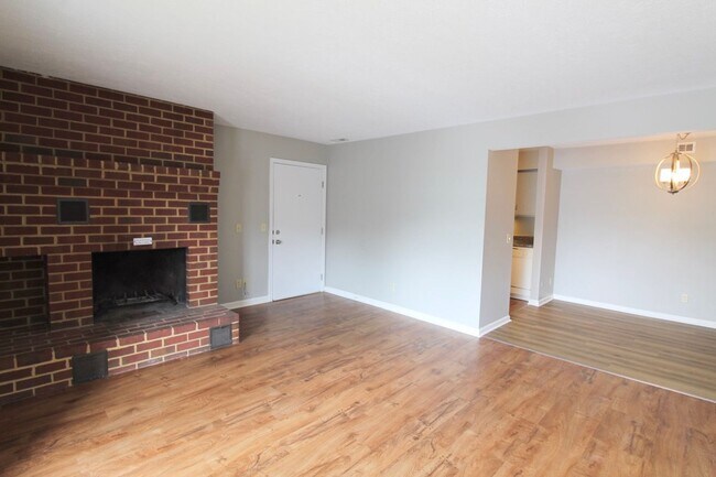 Building Photo - Two bedroom condo for rent! - 1030-8 Blue Ridge Drive