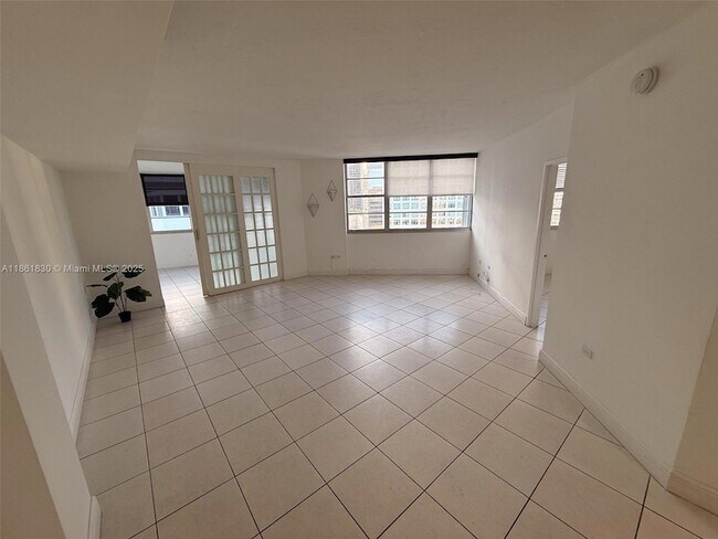 Building Photo - 801 Brickell Bay Dr