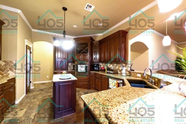 Building Photo - 3 Bedroom/3 Bathroom with bonus space in OKC