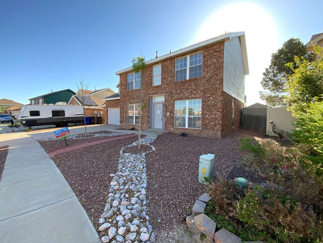 Building Photo - 4 Bedroom Home Available Near Unser Blvd N...
