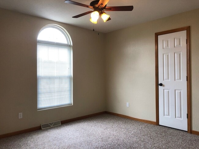 Building Photo - $1,125 - 3Bed/3Bath, House