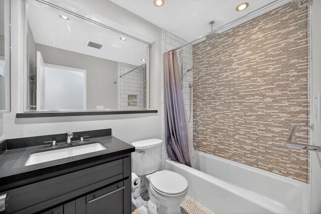 Building Photo - Gorgeous 2 bed/bath Condo in Long Beach