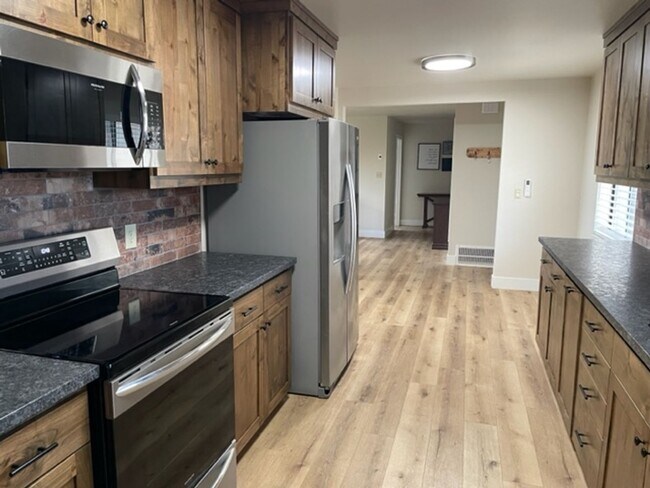 Building Photo - This Anderson Home is a Must See! Amazing Views of Lassen!