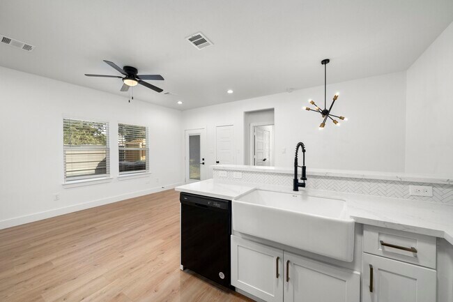 Building Photo - 7205 Tippett St