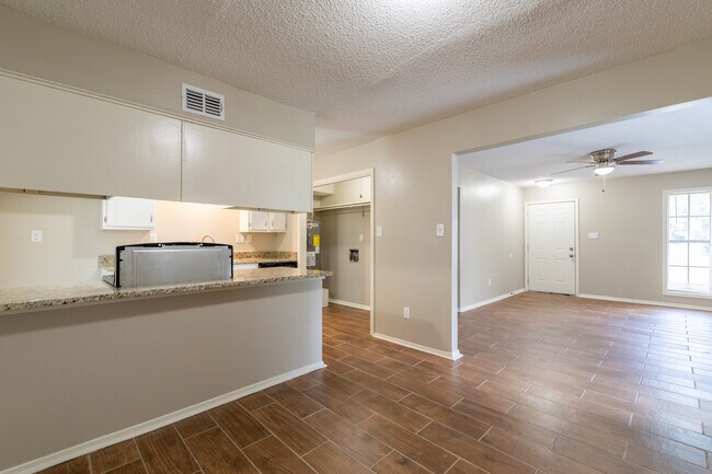Building Photo - 3869 Winwood Dr