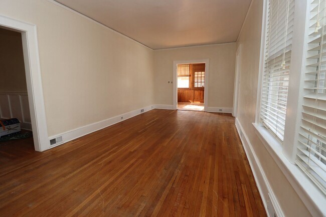 Building Photo - Live just minutes from USC, Five Points, a...