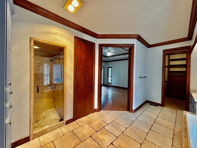 Building Photo - Oak Tree with a pool!!