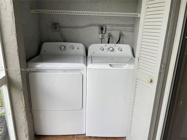 Building Photo - 426 NE 210th Cir Terrace