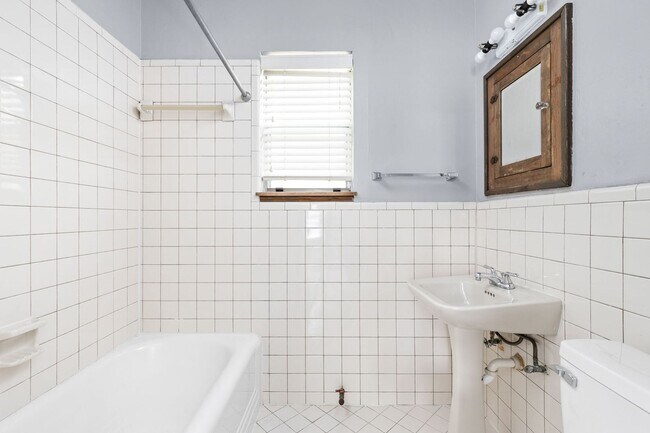 Building Photo - 2102 Brackenridge St