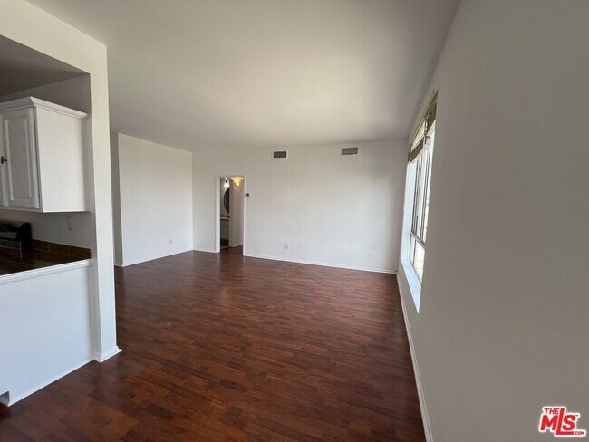 Building Photo - 622 S Barrington Ave