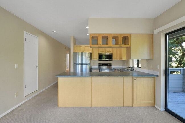 Building Photo - Your Sun-Drenched Redmond Retreat Awaits!