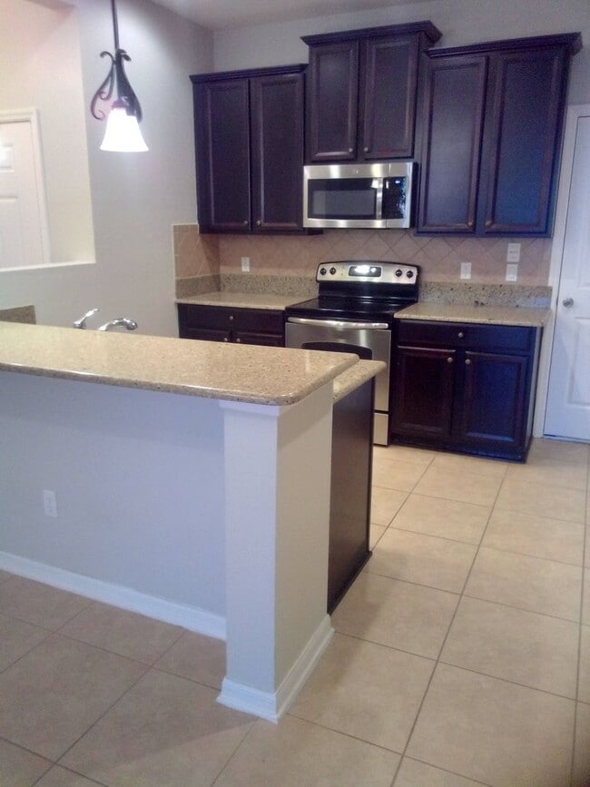 Building Photo - Arborview Park Townhouse close to UCF located in Oviedo (2 bed /2 1/2 bath)