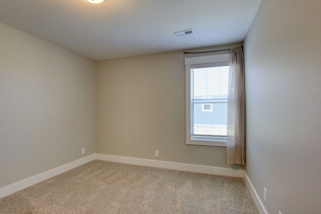 Building Photo - Fresh and Clean 3 bed/2 bath minutes from Exit 8.  Show Stopper!