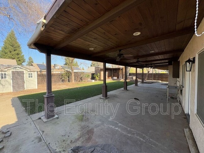 Building Photo - 2650 W Oakridge Ave