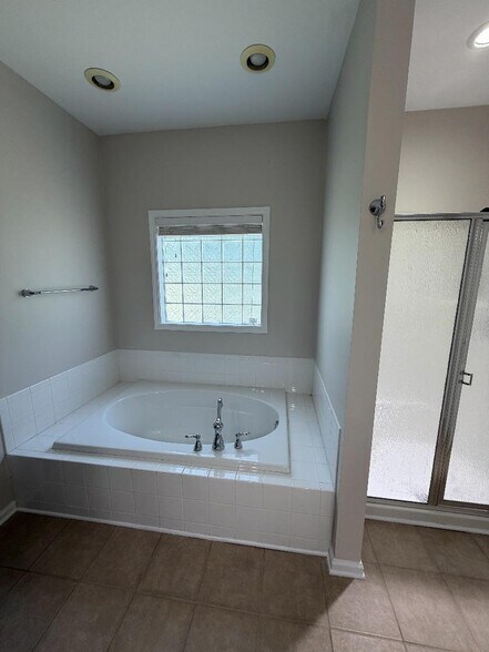 Master Bath - 101 Palisades Way