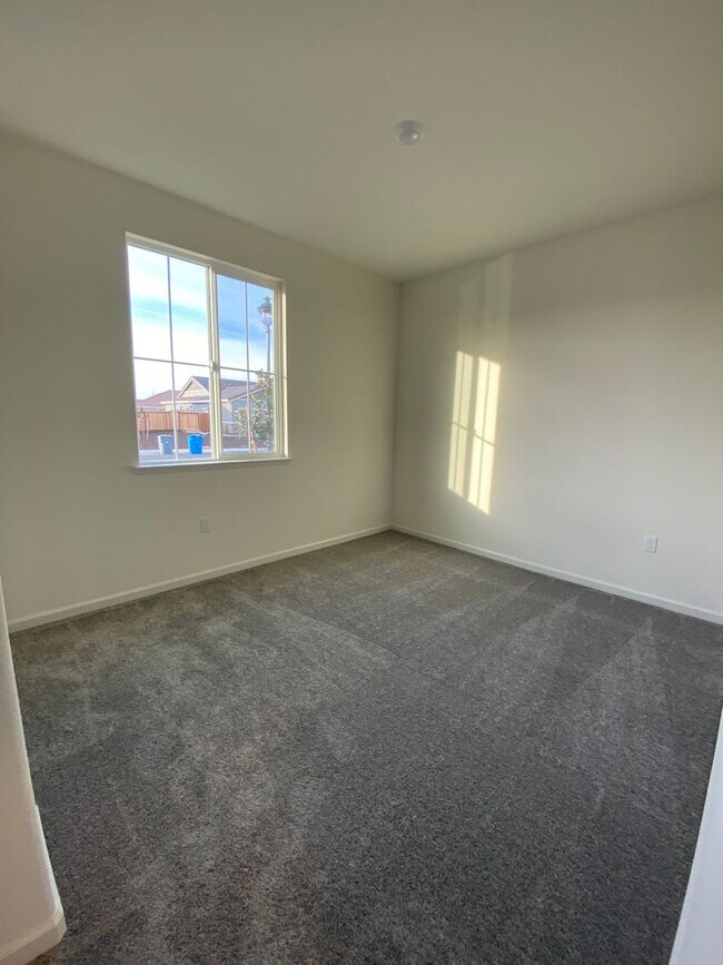 Building Photo - Available NOW - Beautiful and NEW 4 bed / 2 Bath