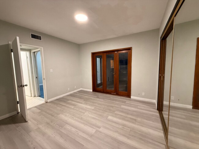 Building Photo - 8453 Hazeltine Ave