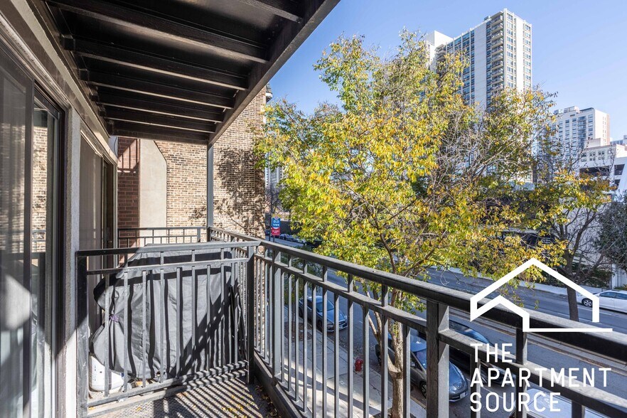 Building Photo - 1223 N La Salle Dr