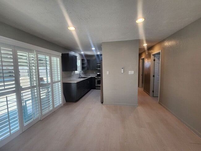 Building Photo - Gorgeous 2 Bedroom 1 Bath