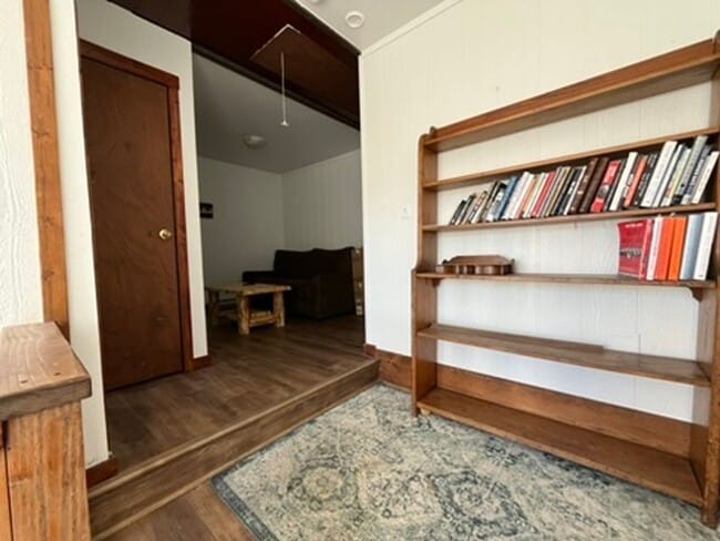 Building Photo - Winter Seasonal Lease! Sun filled, furnished and ready for you!