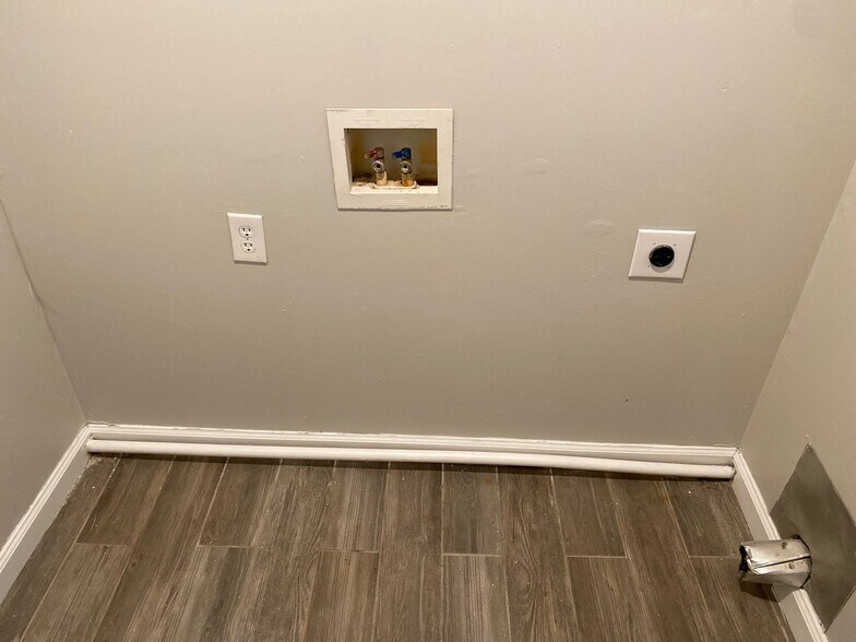 Building Photo - 877 N Royal St