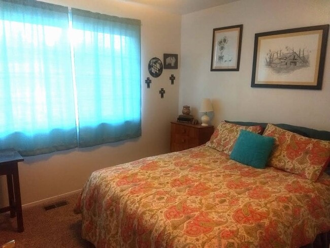 Building Photo - 4824 Lakeview Cir